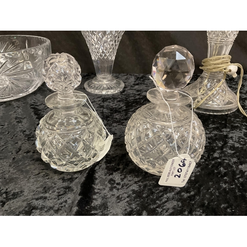 206A - QTY OF CUT GLASSWARE TO INCLUDE LAMP BASE, PERFUME BOTTLES, BOWL, VASE LAMP BASE