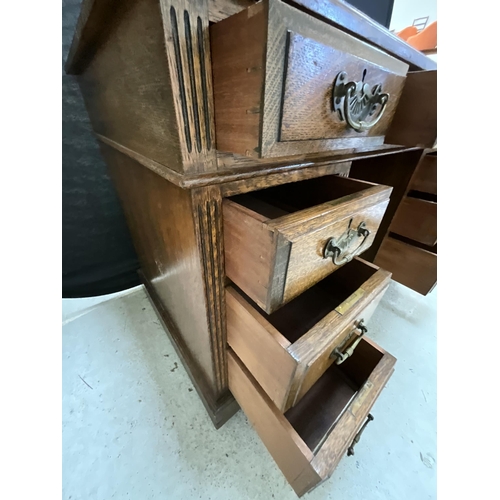 378 - EDWARDIAN OAK TWIN PEDESTAL KNEEHOLE DESK WITH 9 DRAWERS H29