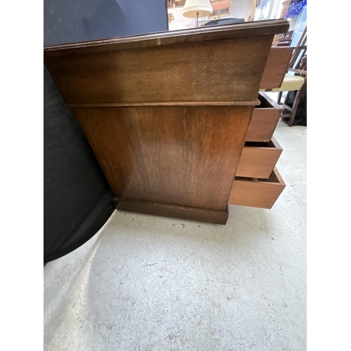 378 - EDWARDIAN OAK TWIN PEDESTAL KNEEHOLE DESK WITH 9 DRAWERS H29