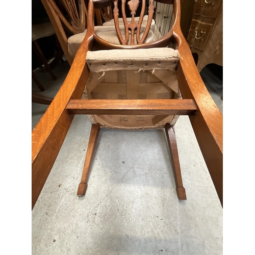 380 - REGENCY STYLE EXTENDING MAHOGANY DINING TABLE H29