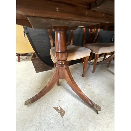 380 - REGENCY STYLE EXTENDING MAHOGANY DINING TABLE H29