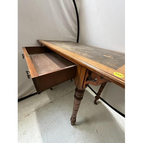 395 - EDWARDIAN MAHOGANY WRITING TABLE WITH SINGLE DRAWER AND INSET LEATHER TOP ON TURNED LEGS H29