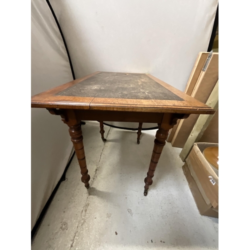 395 - EDWARDIAN MAHOGANY WRITING TABLE WITH SINGLE DRAWER AND INSET LEATHER TOP ON TURNED LEGS H29