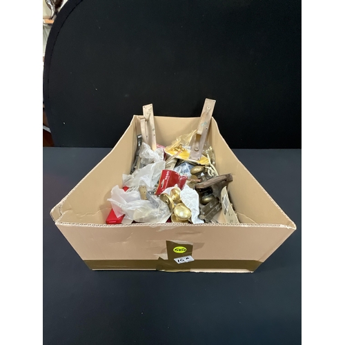 10A - BOX OF BRASS FITTINGS ETC TO INCLUDE 2 HEAVY BRASS DOOR HANDLES