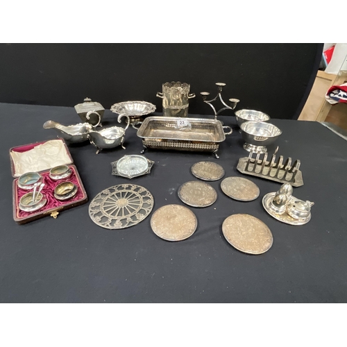 23 - QTY OF SILVER PLATED ITEMS TO INCLUDE GRAVY BOATS, BOXED SALTS ETC