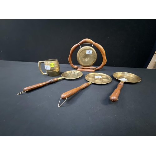 4 - WOODEN AND BRASS DINNER GONG, 3 SMALL BRASS PANS AND A TANKARD