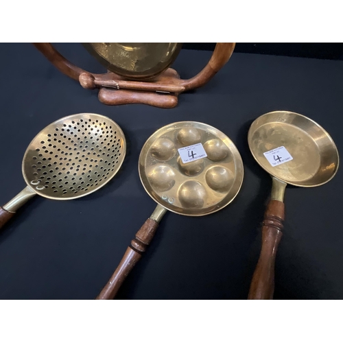 4 - WOODEN AND BRASS DINNER GONG, 3 SMALL BRASS PANS AND A TANKARD