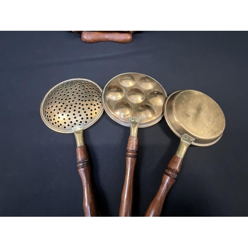 4 - WOODEN AND BRASS DINNER GONG, 3 SMALL BRASS PANS AND A TANKARD