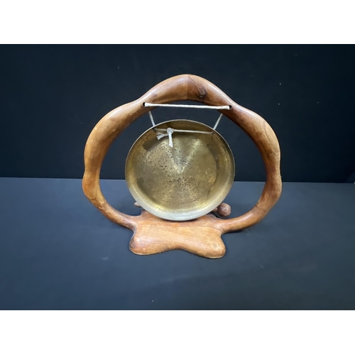 4 - WOODEN AND BRASS DINNER GONG, 3 SMALL BRASS PANS AND A TANKARD