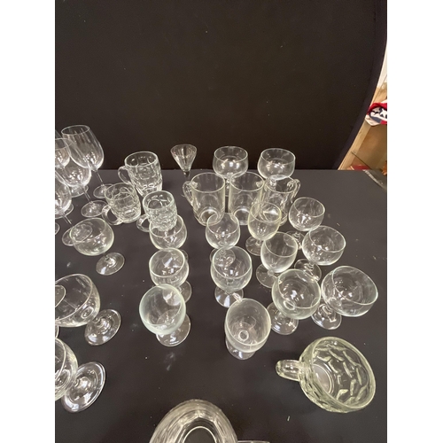 30 - 2 BOXES OF GLASSES TO INCLUDE WINE AND BEER GLASSES