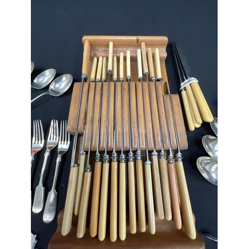 36 - BOX OF CUTLERY TO INCLUDE COLLECTORS SPOONS