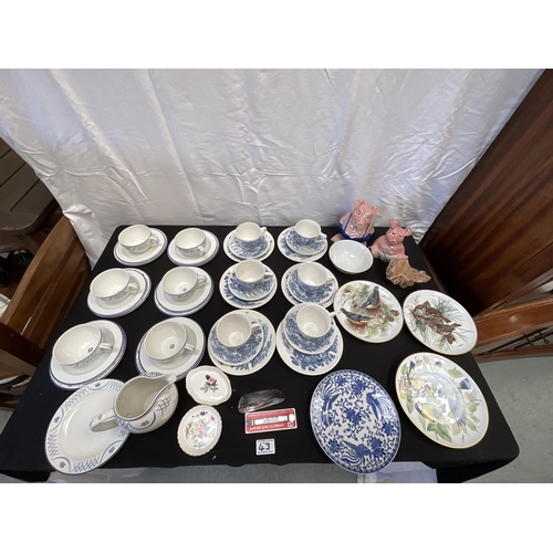 43 - BOX OF BLUE & WHITE PATTERNED CHINA AND 2 WADE PIGS