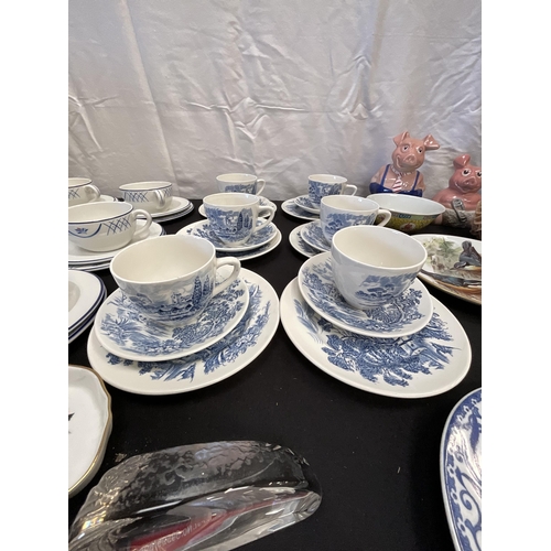 43 - BOX OF BLUE & WHITE PATTERNED CHINA AND 2 WADE PIGS