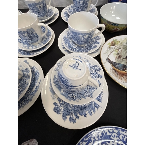 43 - BOX OF BLUE & WHITE PATTERNED CHINA AND 2 WADE PIGS