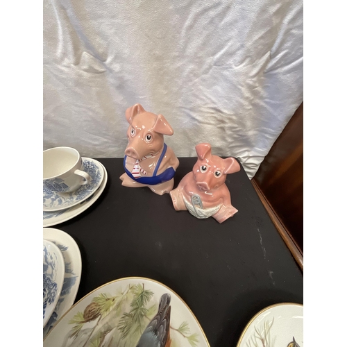 43 - BOX OF BLUE & WHITE PATTERNED CHINA AND 2 WADE PIGS