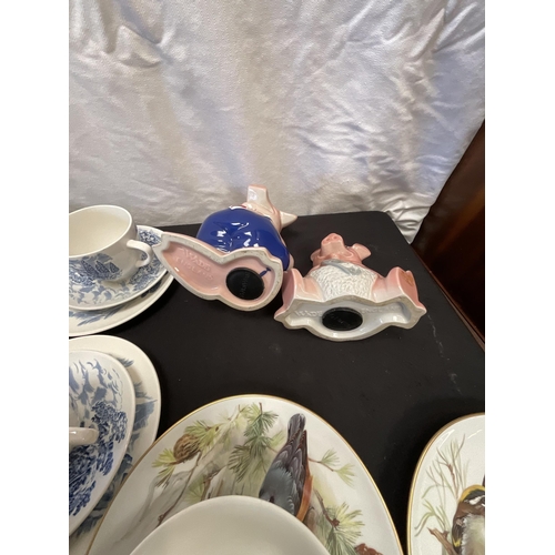 43 - BOX OF BLUE & WHITE PATTERNED CHINA AND 2 WADE PIGS