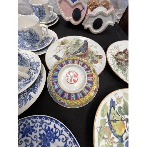 43 - BOX OF BLUE & WHITE PATTERNED CHINA AND 2 WADE PIGS