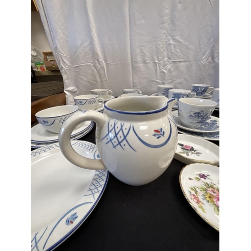 43 - BOX OF BLUE & WHITE PATTERNED CHINA AND 2 WADE PIGS