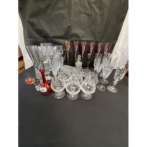 62 - BOX OF GLASSWARE TO INCLUDE COLOURED GLASS FLUTES