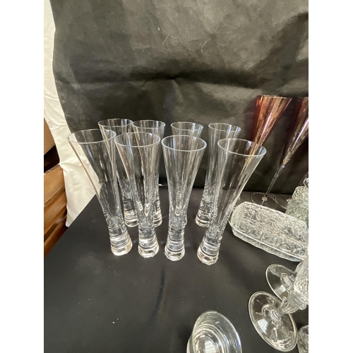 62 - BOX OF GLASSWARE TO INCLUDE COLOURED GLASS FLUTES