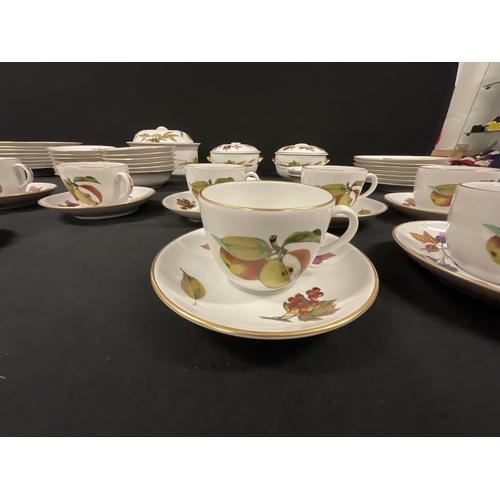 109 - 2 BOXES OF ROYAL WORCESTER EVESHAM PATTERN DINNERWARE