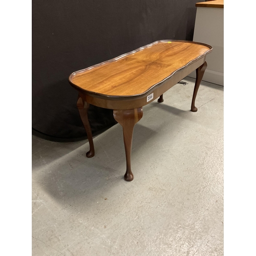 354 - VINTAGE WALNUT VENEERED COFFEE TABLE ON CABRIOLE LEGS H17