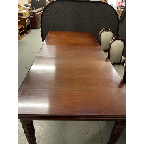 358 - REPRODUCTION MAHOGANY PULL OUT DINING TABLE WITH 1 LEAF ON REEDED LEGS AND BRASS CASTORS AND 6 MATCH... 