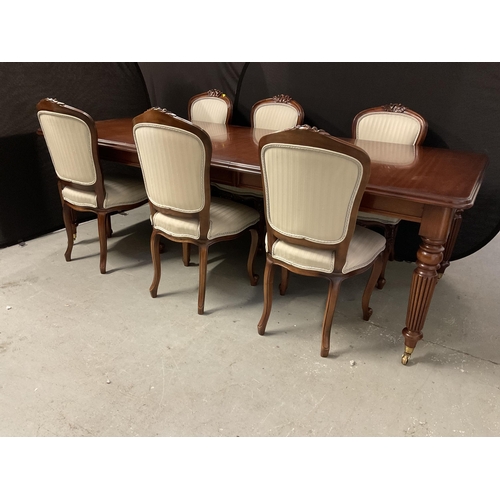 358 - REPRODUCTION MAHOGANY PULL OUT DINING TABLE WITH 1 LEAF ON REEDED LEGS AND BRASS CASTORS AND 6 MATCH... 