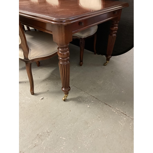 358 - REPRODUCTION MAHOGANY PULL OUT DINING TABLE WITH 1 LEAF ON REEDED LEGS AND BRASS CASTORS AND 6 MATCH... 