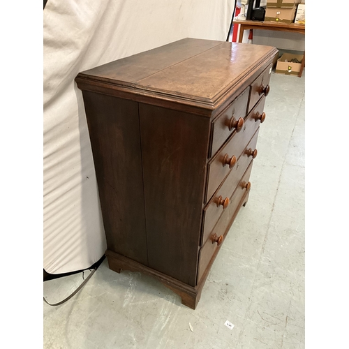 384 - EARLY GEORGIAN OAK CHEST OF DRAWERS OF SMALL PROPORTIONS H39