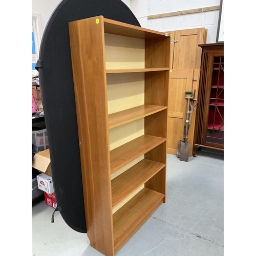 419 - MODERN LIGHT OAK VENEERED BOOKCASE H68