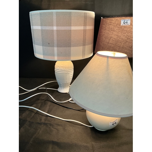 64 - 5 CERAMIC/METAL TABLE LAMPS, 4 WITH SHADES