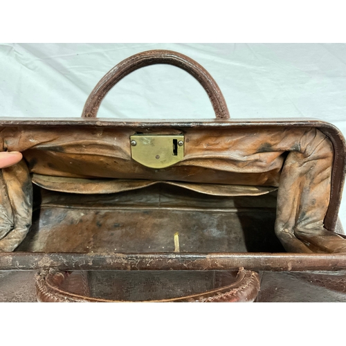 130 - VINTAGE LEATHER GLADSTONE MEDICAL BAG WITH KEY A/F