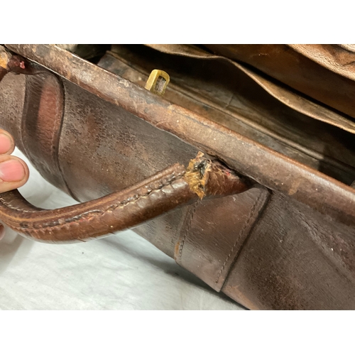 130 - VINTAGE LEATHER GLADSTONE MEDICAL BAG WITH KEY A/F