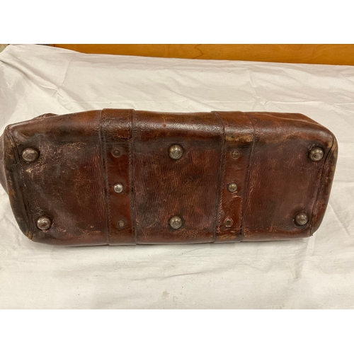 130 - VINTAGE LEATHER GLADSTONE MEDICAL BAG WITH KEY A/F