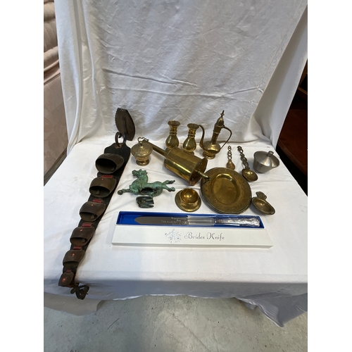 86 - ASSORTED BRASS AND PLATED WARE TO INCLUDE COW BELLS VICTORIAN MEAT JACK LOVE SPOONS ETC