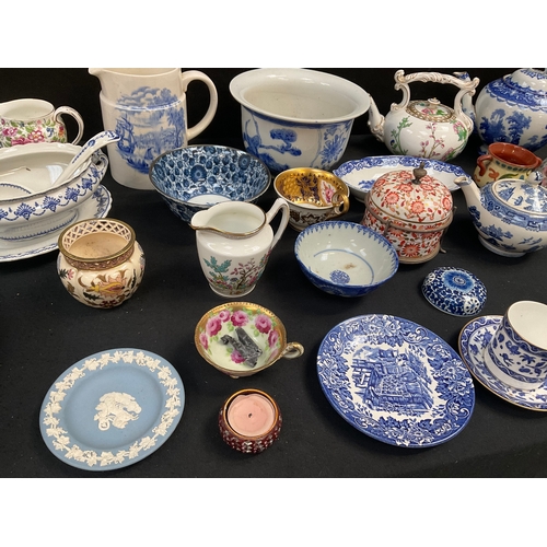 144 - BOX OF CHINA TO INCLUDE WEDGEWOOD, COALPORT, PORTMEIRION, ARTHUR WOOD JUG, ROYAL DOULTON ETC