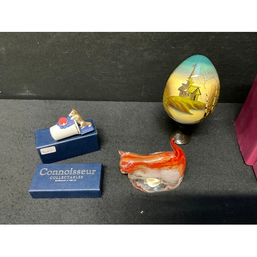 168 - QTY OF COLLECTABLES TO INCLUDE CAITHNESS PAPERWEIGHT CREATURES GREAT & SMALL, DARTINGTON CRYSTAL CAT... 