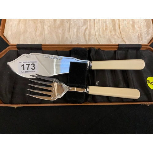 173 - VINTAGE CASED CARVING SET, SILVER PLATED CREAM JUG & SUGAR BASIN AND 2 SERVIETTE RINGS