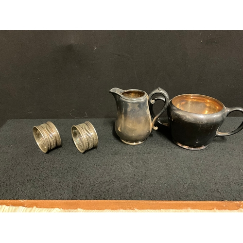 173 - VINTAGE CASED CARVING SET, SILVER PLATED CREAM JUG & SUGAR BASIN AND 2 SERVIETTE RINGS