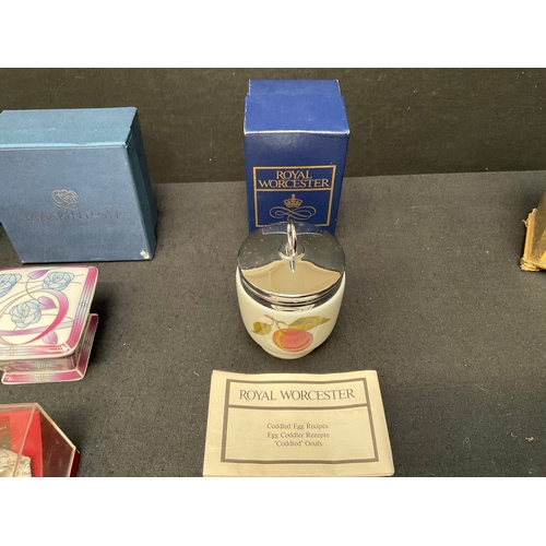 186 - QTY COLLECTABLES TO INCLUDE ROYAL WORCESTER EGG CODDLER, SUMMIT LADIES WATCH, MACKINTOSH CLOCK & TRI... 