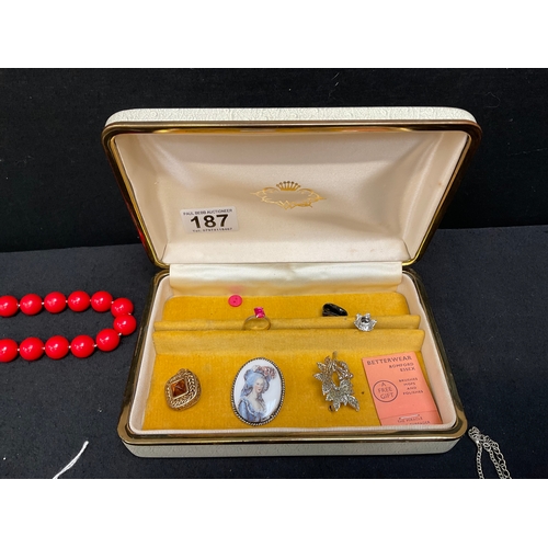 187 - QTY OF COSTUME JEWELLERY TO INCLUDE NECKLACES, BROOCHES, RING ETC