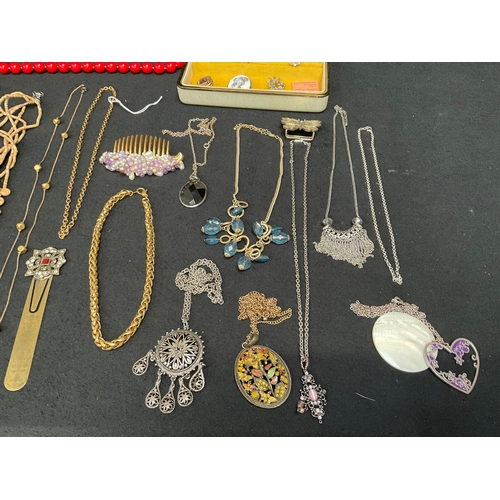 187 - QTY OF COSTUME JEWELLERY TO INCLUDE NECKLACES, BROOCHES, RING ETC