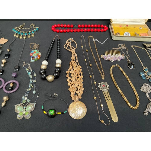 187 - QTY OF COSTUME JEWELLERY TO INCLUDE NECKLACES, BROOCHES, RING ETC