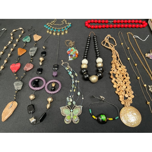 187 - QTY OF COSTUME JEWELLERY TO INCLUDE NECKLACES, BROOCHES, RING ETC