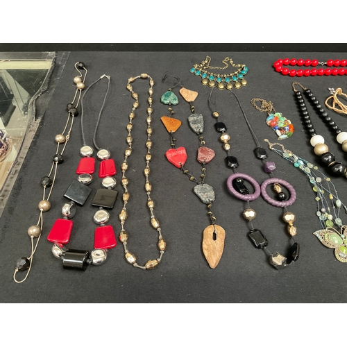 187 - QTY OF COSTUME JEWELLERY TO INCLUDE NECKLACES, BROOCHES, RING ETC