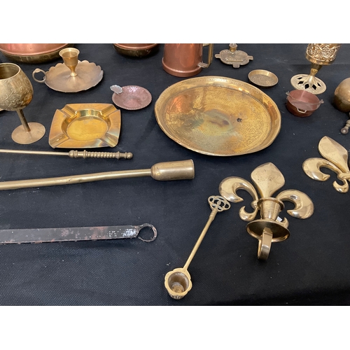 224 - BOX OF BRASS & COPPERWARE TO INCLUDE CANDLE SNUFFER, CANDLE WALL HOLDERS, TANKARD ETC