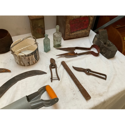 226 - BOX TO INCLUDE VINTAGE BISCUIT TIN, CHOCOLATE POT, 4 GLASS BOTTLES, SICKLE, BRISHING HOOK, SHEEP DAG... 