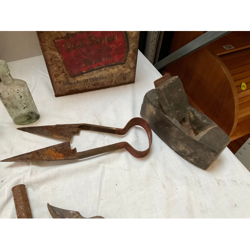 226 - BOX TO INCLUDE VINTAGE BISCUIT TIN, CHOCOLATE POT, 4 GLASS BOTTLES, SICKLE, BRISHING HOOK, SHEEP DAG... 