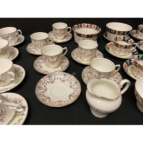 245 - BOX OF CHINA TO INCLUDE ROYAL PENDANT SALISBURY CUPS SAUCERS, HARLEIGH CUPS SAUCERS, GLASS CANDLESTI... 